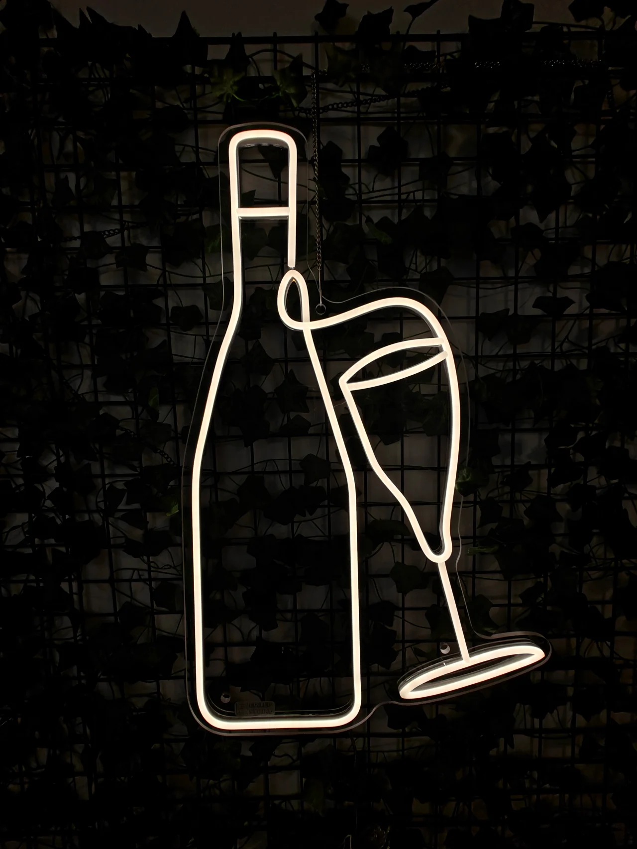 Neon naścienny przed włączeniem i po włączeniu - przed